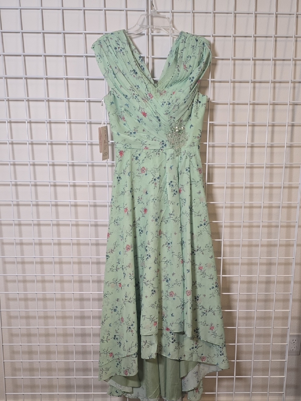 Formal Dress NWT Mint Green Floral High-Low Chiffon Dress Beaded Waist Size 8